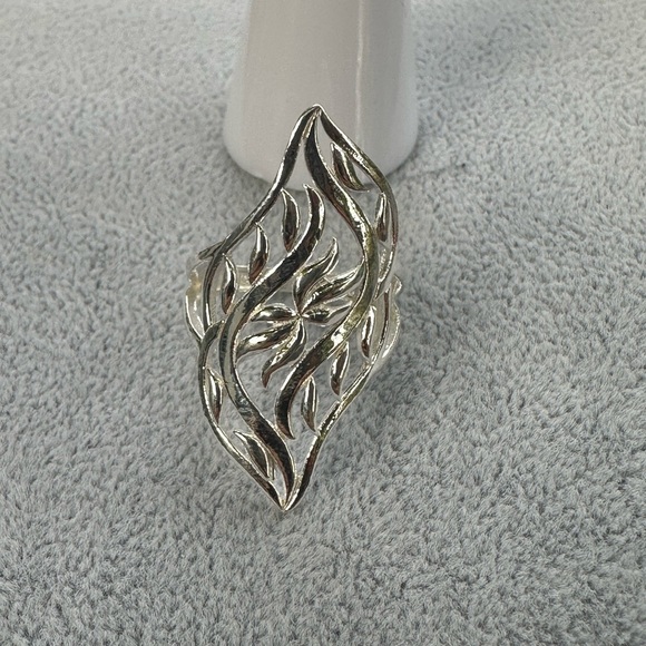 New 925 Italy Sterling Silver Elegant Silver Leaf Design Ring Size 7.5 - Picture 9 of 11